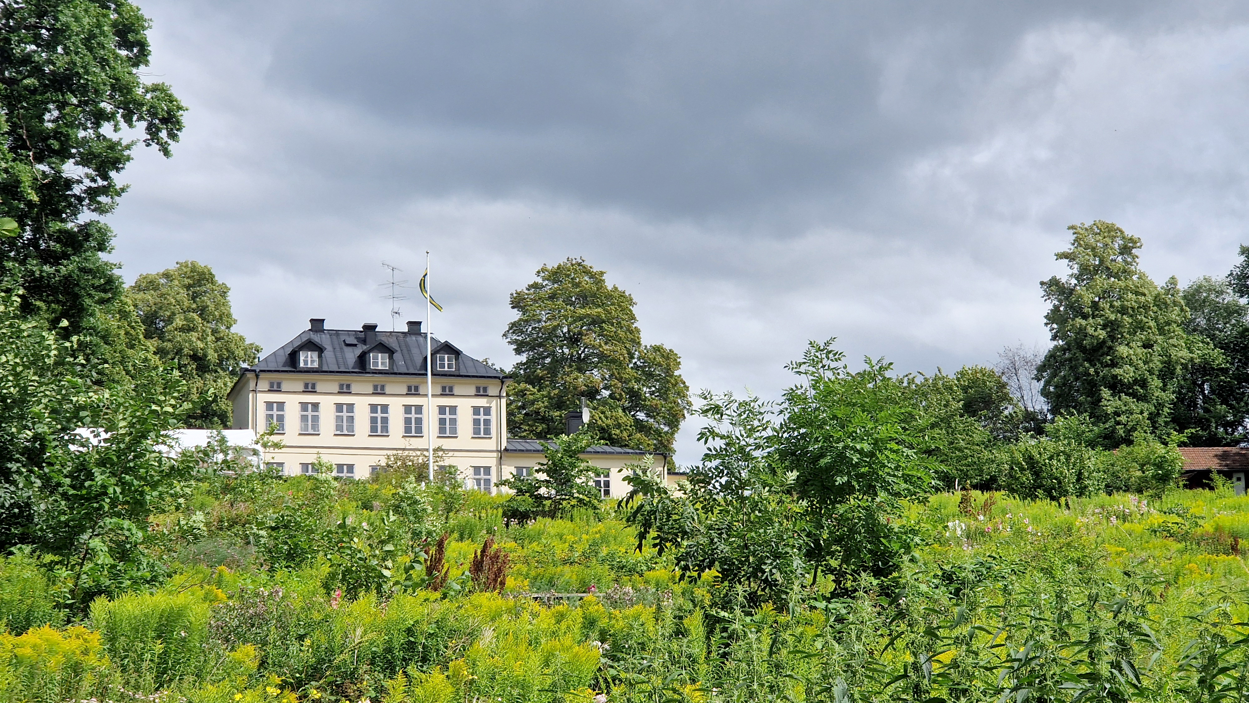 Herrgården från sjösidan